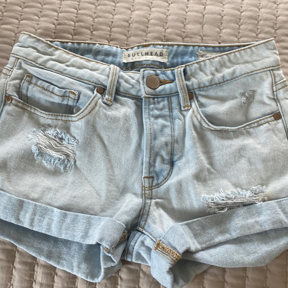 Bullhead denim button fly light denim shorts.